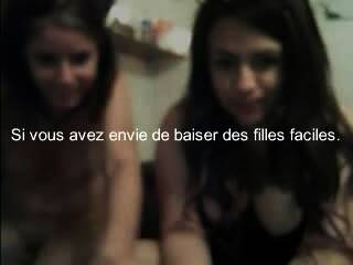 Couple lesbien s'amuse en cam avec un gode a 2 tetes - drtuber.com