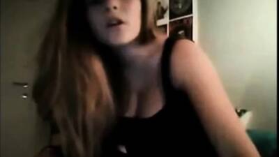 esta joven se calienta y se masturba por webcam - nvdvid.com