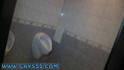 Amateur euro dudes banging bareback in a public bathroom - sunporno.com