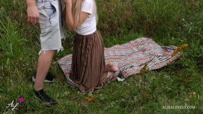 Naughty Picnic - Amateur Couple Outdoors Fuck 10 Min - hclips.com