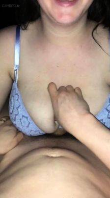 Slutty amateur flashing her big boobs in the backseat - drtuber.com