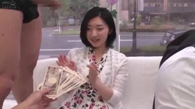 Asian amateur babe fucks for cash - sunporno.com - Japan