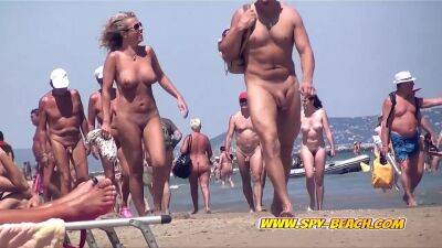 Voyeur Nudist Beach Couple Walking - voyeurhit.com