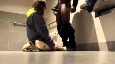Sexe de couple interracial dans les toilettes publiques - drtuber.com