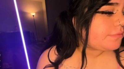 Big boob brunette masturbates on webcam - drtuber.com